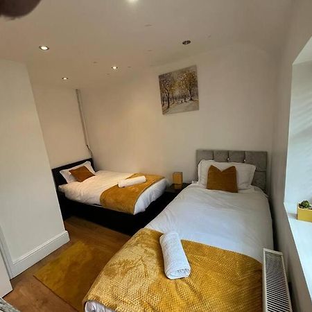 Fabulous 3 Bedroom House , Sleeps Up To 5-7 Guest. South Ockendon 外观 照片