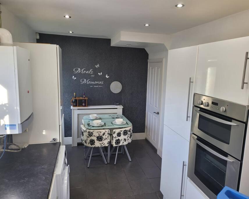 Fabulous 3 Bedroom House , Sleeps Up To 5-7 Guest. South Ockendon 外观 照片