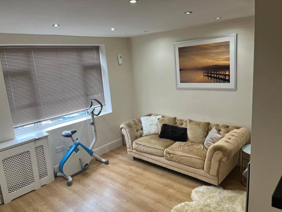 Fabulous 3 Bedroom House , Sleeps Up To 5-7 Guest. South Ockendon 外观 照片