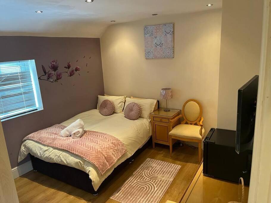 Fabulous 3 Bedroom House , Sleeps Up To 5-7 Guest. South Ockendon 外观 照片