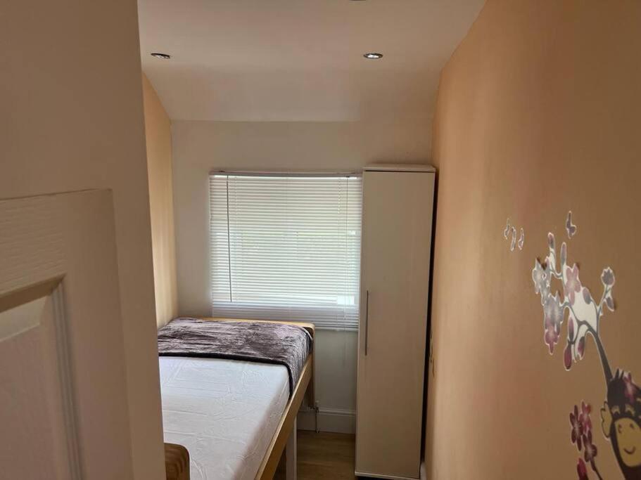 Fabulous 3 Bedroom House , Sleeps Up To 5-7 Guest. South Ockendon 外观 照片