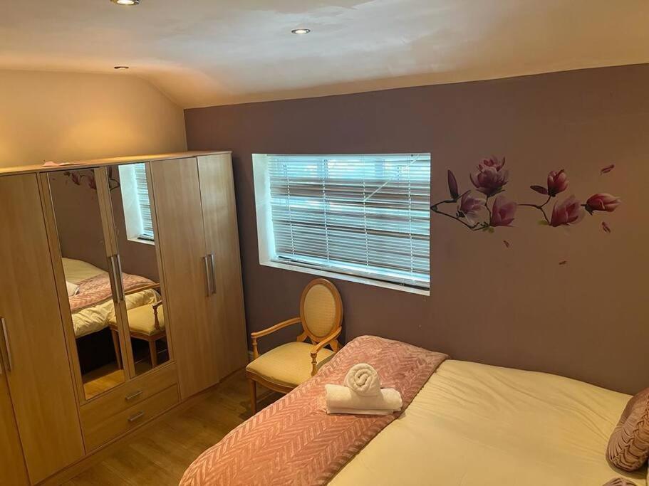 Fabulous 3 Bedroom House , Sleeps Up To 5-7 Guest. South Ockendon 外观 照片